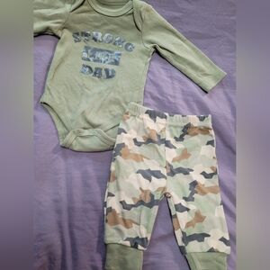 ✨️Kids 5/$40✨️ Baby 'Strong Like Dad' Onesie and Camouflage Pants Set